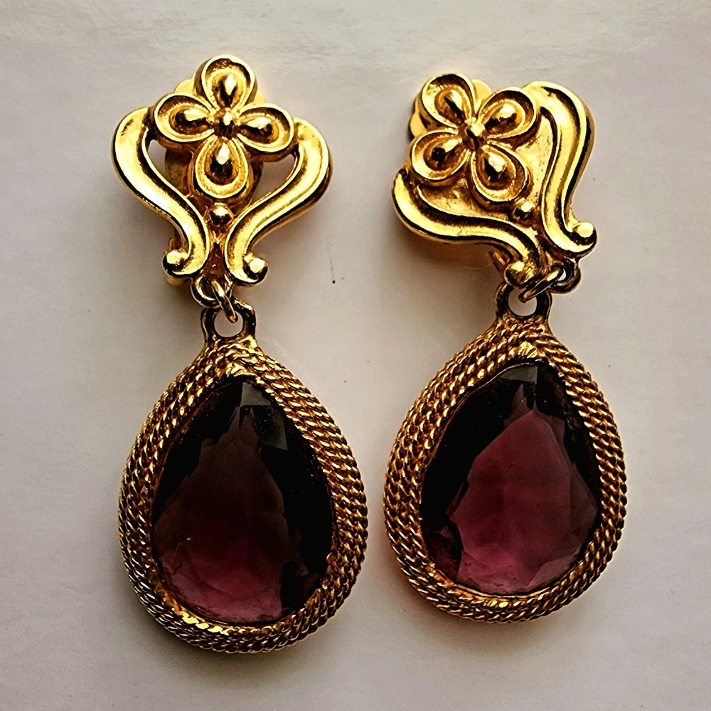 Retro Antique gold tone fleur-de-lis clear amethyst teardrop Clip on earrings